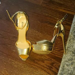 Gold Snake Skin Pumps (Size 9)